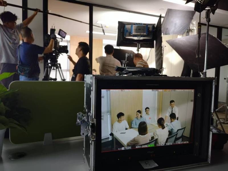 叶县TVC拍摄公司：科技产品视觉化大师，诠释未来感与功能美学